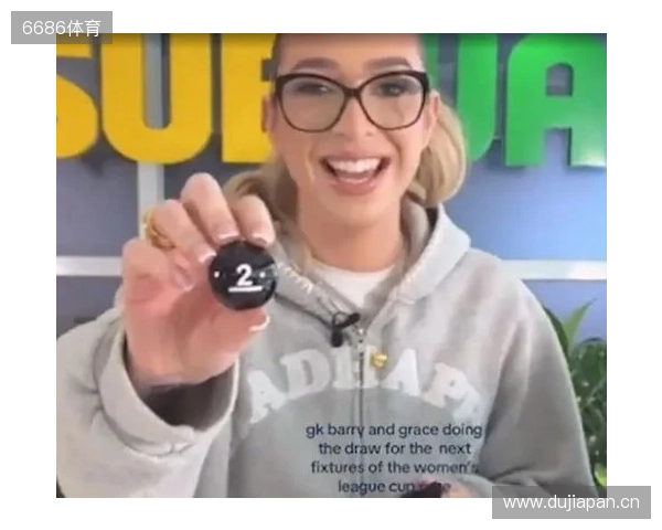 网红参加女足英联杯抽签发表反热刺言论,英女超联盟被迫道歉 网红参加女足英联杯抽签发表反热刺言论,英女超联盟被迫道歉